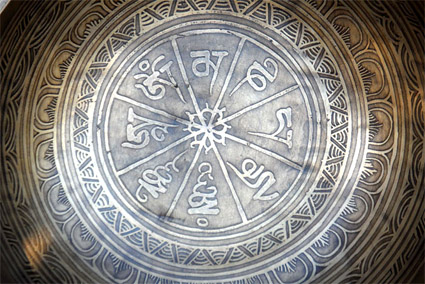 lettere tibetane nella campana