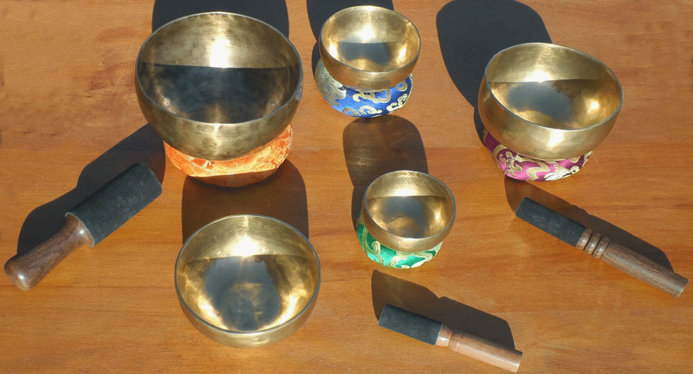 campane tibetane con cuscini e percussori