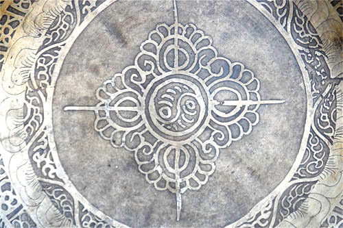 decorazione simbolica nella campana tibetana
